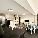 Cara - 5 Min Walk To The Apartment