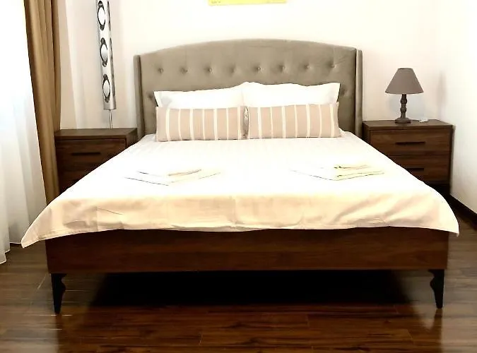 Апартаменти Cara - 5 Min Walk To The